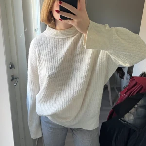 Vit stickad tröja - Stickad tröja från hm i storlek S, använts flertalet gånger men har inga defekter, säljer för att den används för lite!