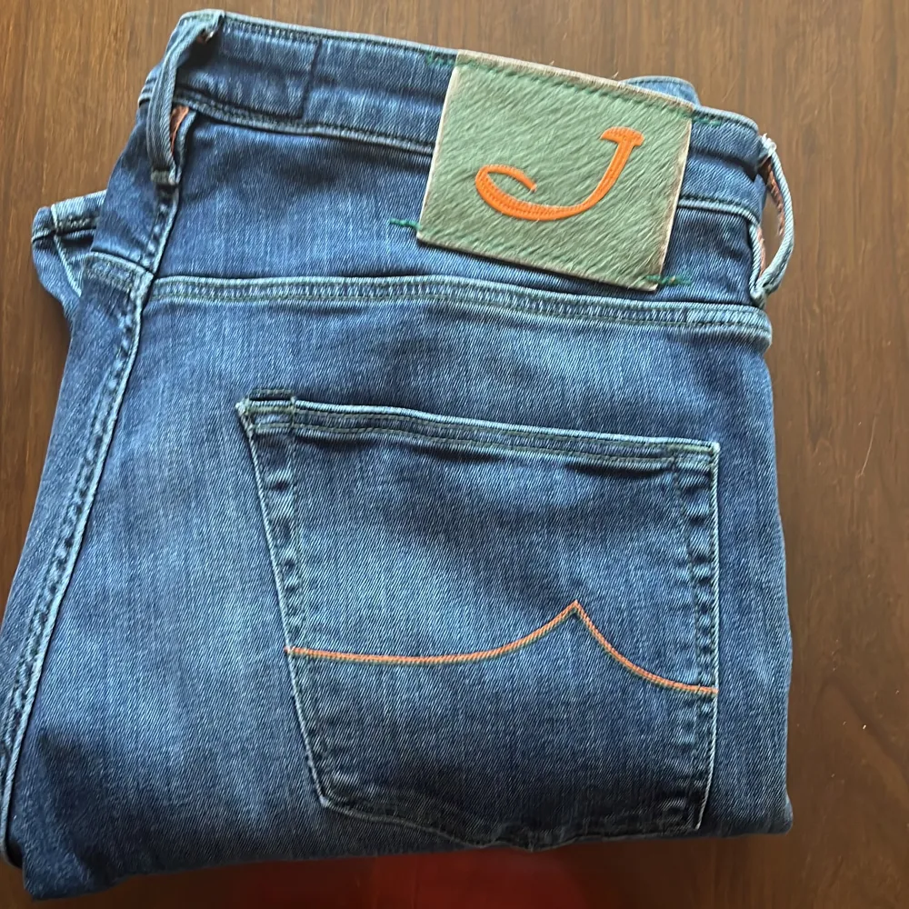 Säljer dessa sköna Jacob Cohen Jeans | Jeansen är i fransk storlek 38| Bra skick och inga defekter | Öppen för byten | Skriv vid funderingar 🐴⚡️. Jeans & Byxor.