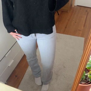 Jeans - Säljer dessa super fina jeans från bikbok😍köptes under förra året men inte använt så mycket!💕Nypris 699kr