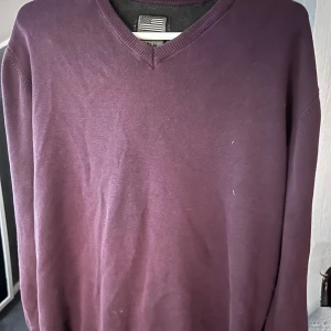 Across the Word swetshirt  - Vin röd swetshirt som är svår att hitta och är i ett mycket bra kvalite och mycket skön 