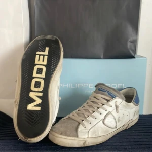 Philippe model - dags att sälja mina philippe models i strl 43. En utav de mest efterfrågade paret och en utav de snyggaste enligt | box ingår | skick 8/10 lite sliitage men inget märkvärdigt. Hör av er vid minsta frågan