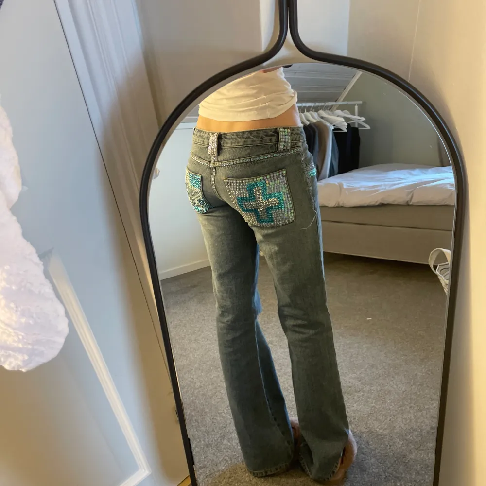 Intressekoll på mina low waist, bootcut jeans med paljetter på olika delar.✨  Olika mönster på bakfickorna kolla bild 2/3 💗Paljetterna går att ta bort ifall man inte vill ha dom utan bara vanliga jeans. Skriv om ni har frågor, svarar så fort jag kan❣️. Jeans & Byxor.