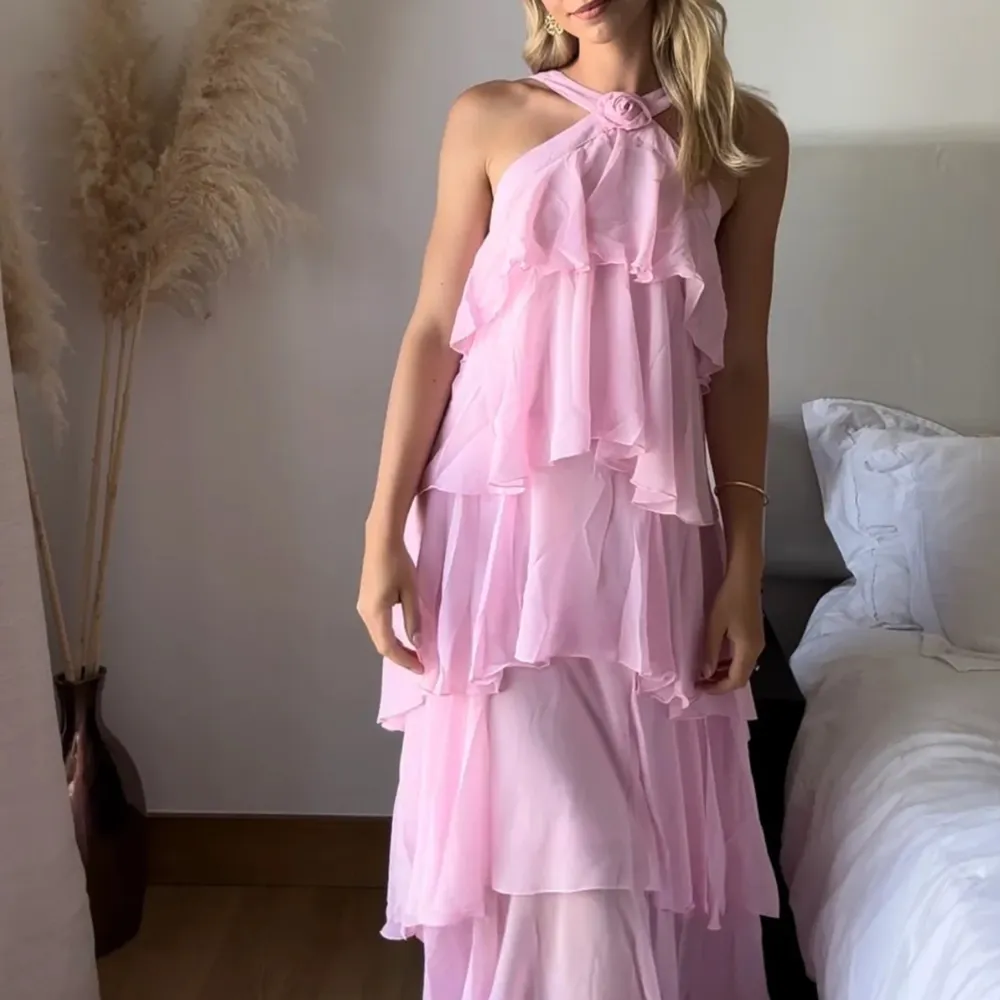 Klänning från Felicia Wedins kollektion, tänkte ha till balen men har hittat en annan klänning 🌸 Perfekt till bröllop eller liknande🎀🌷(Xs men passar även S). Klänningar.