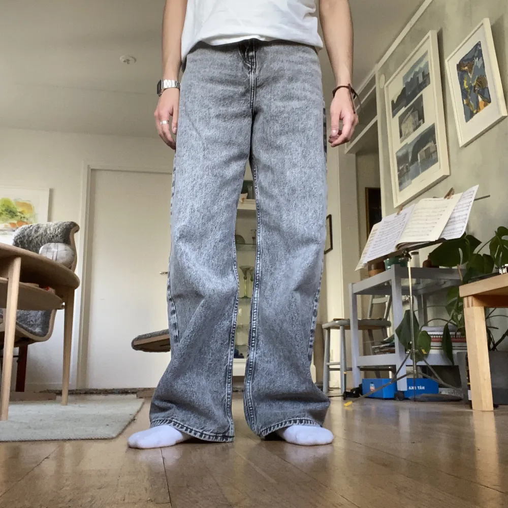 Så snygga jeans från The Cava Company, i modellen ”Loose Jeans”. Helt nya med prislapp kvar, säljer då de tyvärr inte kommit till användning. Sitter high waisted på mig som är 160cm. Men passformen blir såklart annorlunda på någon som är längre⭐️. Jeans & Byxor.