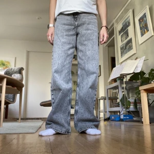 Vida/raka jeans - Så snygga jeans från The Cava Company, i modellen ”Loose Jeans”. Helt nya med prislapp kvar, säljer då de tyvärr inte kommit till användning. Sitter high waisted på mig som är 160cm. Men passformen blir såklart annorlunda på någon som är längre⭐️