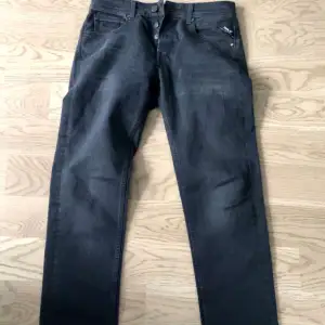 🔵 säljer dessa Replay jeans som är i fint skick, inte mycket använda, inga defekter eller så, hör av er om ni har funderingar 🤝