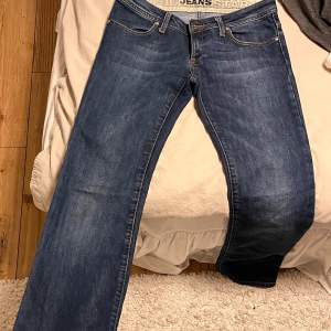 Skitsnygga blå raka lågmidjade jeans som tyvärr inte passar mig! Har därav ingen bild hur den sitter på mig tyvärr!