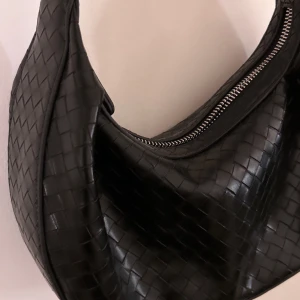 Väska från ginatricot - Jätte fin bottega liknande väska från gina. 