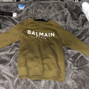 Balmain Tröja Knappt använd S - Hej tjena tja har en balmain tröja ja köpte på nk några månader sen i storlek S, de va ett impuls köp så ja har använt den typ 4 gånger, priset är inte hugget i sten ( ny pris 6000)