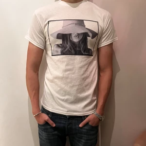 T-shirt - Snygg tröja från L’arte, aldrig använd. Säljer den för att den är för liten för mig. Modellen på bilden är runt 180 cm. Ny pris 400kr. 