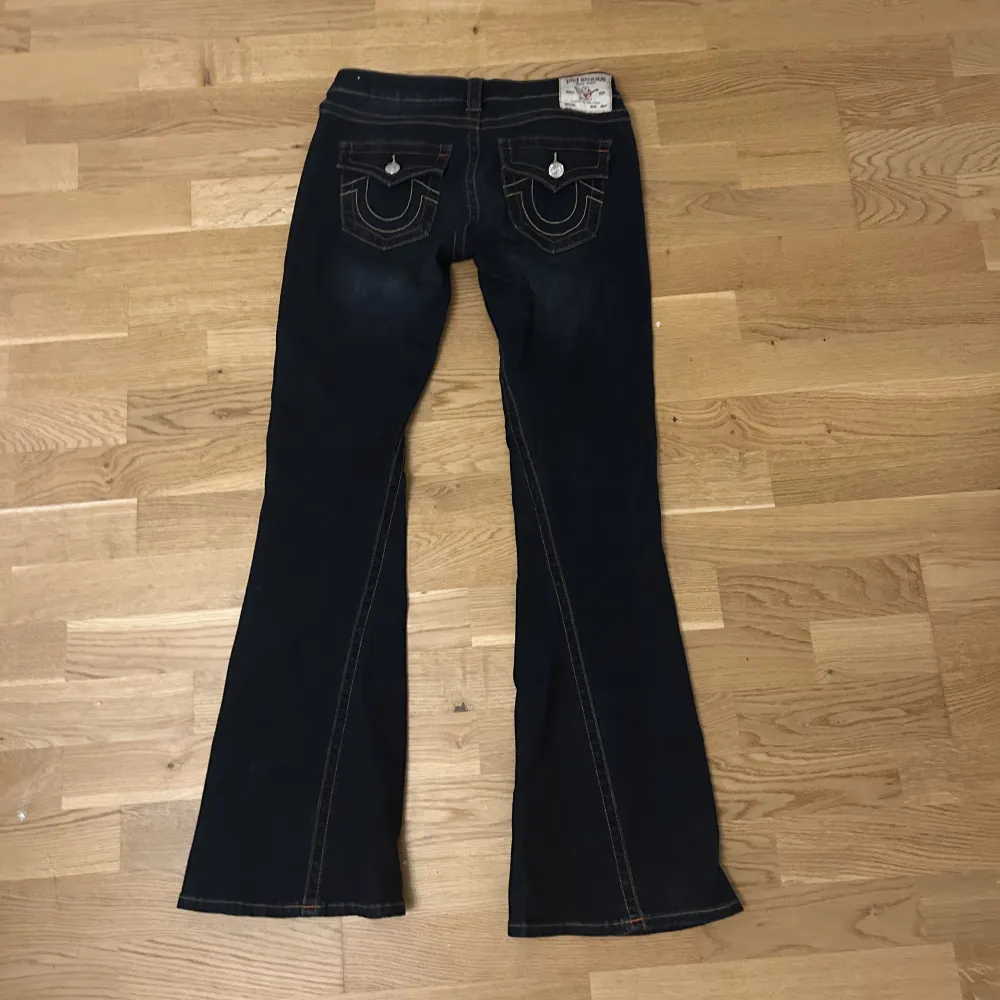 True religion jeans, andvända en gång och säljer pga att de var lite stora. Storlek 27 passar nog även 28🫶🏻 Nypriss 1299🫶🏻 Kontakta för fler bilder. PRIS GÅR ATT DISKUTERA!. Jeans & Byxor.