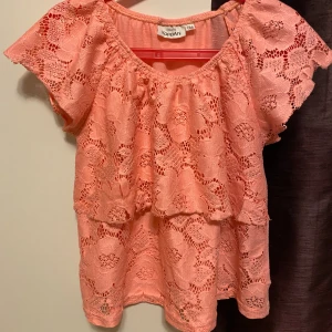 Topp strl 134/140 - Begagnat skick. Noppor finns, se bild.  Katt finns i hemmet (allergivänlig ras).  Jag är väldigt mån om mina köpare. Skulle du vara missnöjd med ditt köp så ta gärna kontakt med mig innan dåligt omdöme, så har jag en chans att rätta till det .