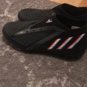 Fotbolls skor som aldrig blev till användning - Skick 9/10. Kom aldrig till användning. Pris kan diskuteras.