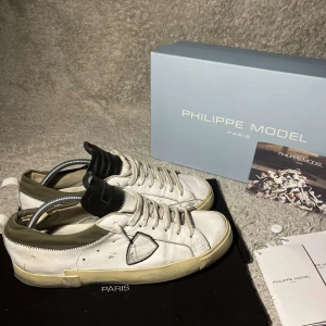 Philippe Model skor - Säljer Philippe Model skor | storlek: 44 sitter oftast 0,5 storlek stort | Nypris: 4300kr, vårt pris: 1699kr | Ingår: skor | Skorna är i mycket bra skick 🤩| Vid frågor tveka inte på att skicka ett meddelande till oss! 📩