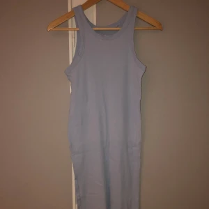 Ljusblå klänning - Ljusblå, chill klänning ifrån Lager 157. Storlek M och inte så tajt utan mer chill och laidback. Väldigt skön att ha på sommaren när det är varmt då den är så luftig. Inte tecken på användning!