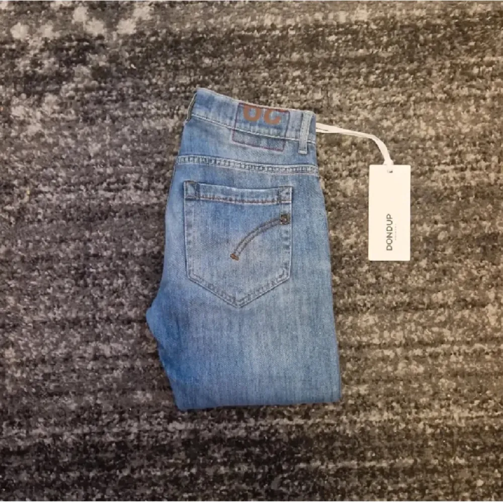 Säljer nu dessa riktigt schyssta dondup jeans i storlek 29! Jeansen var för små och är därmed i ett toppenskick utan defekter! Hör gärna av er vid frågor! . Jeans & Byxor.