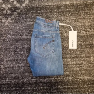 Dondup jeans - Säljer nu dessa riktigt schyssta dondup jeans i storlek 29! Jeansen var för små och är därmed i ett toppenskick utan defekter! Hör gärna av er vid frågor! 