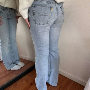 Lågmidjade levis jeans - Säljer mina favorit jeans eftersom de tyvärr blivit för små!! Midja 30 Längd 32 Skulle säga en S 