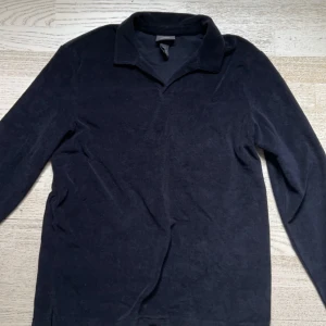 Frotté tröja - Nästan aldrig använd, köpt i usa för 700kr. Skick 10/10