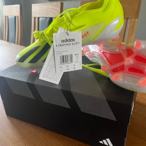 Adidas/Crazyfast Elite F  - Säljer nu mina helt oanvända fotbollsskor. Det är storlek 40 på dessa skorna. Tveka inte att höra av er vid eventuella frågor.