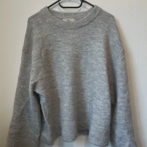 Crew knitted sweater  - Grå stickad tröja från Gina Tricot, storlek xs. Använd ett fåtal gånger✨