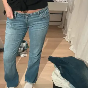 Lågmidjade bootcut jeans passar storlek M. Jättefina och köpta på plick men har inte kommit till användning.