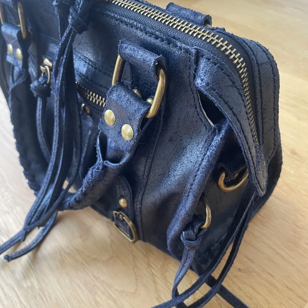 En handväska i blå och läder köpt utomlands💗 Knappt använd. Pris kan diskuteras!. Väskor.