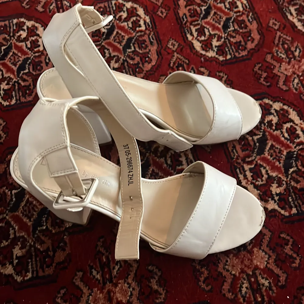 Vita klackskor köpta för några år sen på din sko, använda några gånger under bröllop mm. Skrapade därfram och kan därför diskutera priset.. Skor.