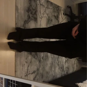 lågmidjade kostymbyxor med slits - säljer dessa då dom tyvärr är för långa för mig. 