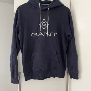Gant hoodie - Hej säljer min gant hoodie som är i bra skick och inte mycket använd. Det är en storlek M men känns mer som en S