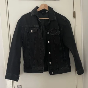 Svart jeansjacka  - Svart jeansjacka, perfekt till våren! 