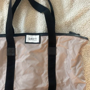 Väska - Superfint skick. Med tillhörande necessär 🥰