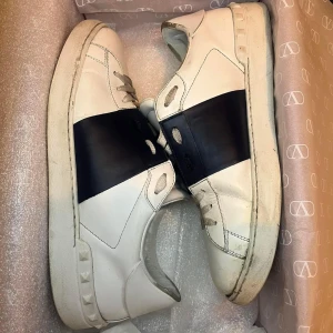 Valentino Open Navy 43 - Säljer dessa snygga Valentino opens med navy stripe i storlek 43 (fits 44). Allt og ingår. Skicket får man avgöra själv men jag skulle säga 7/10. Äkthetscertifikat från Authentic detective finns! Bara att skriva vid eventuella frågor!