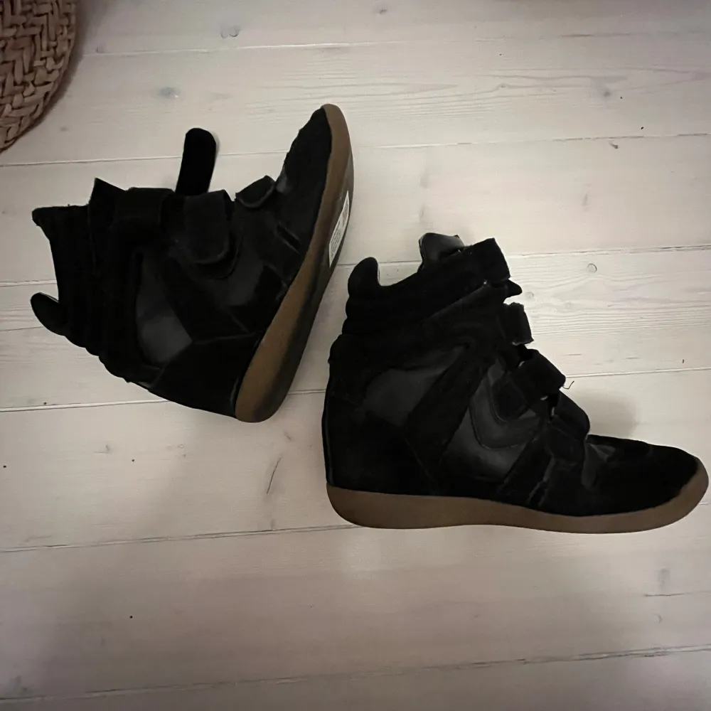 Super snygga skor från Steve madden som liknar isabel marant skor. Acceptabelt skick. Storlek 38 men jag skulle säga 39/40. Jag säljer då dom är för stora.. Skor.