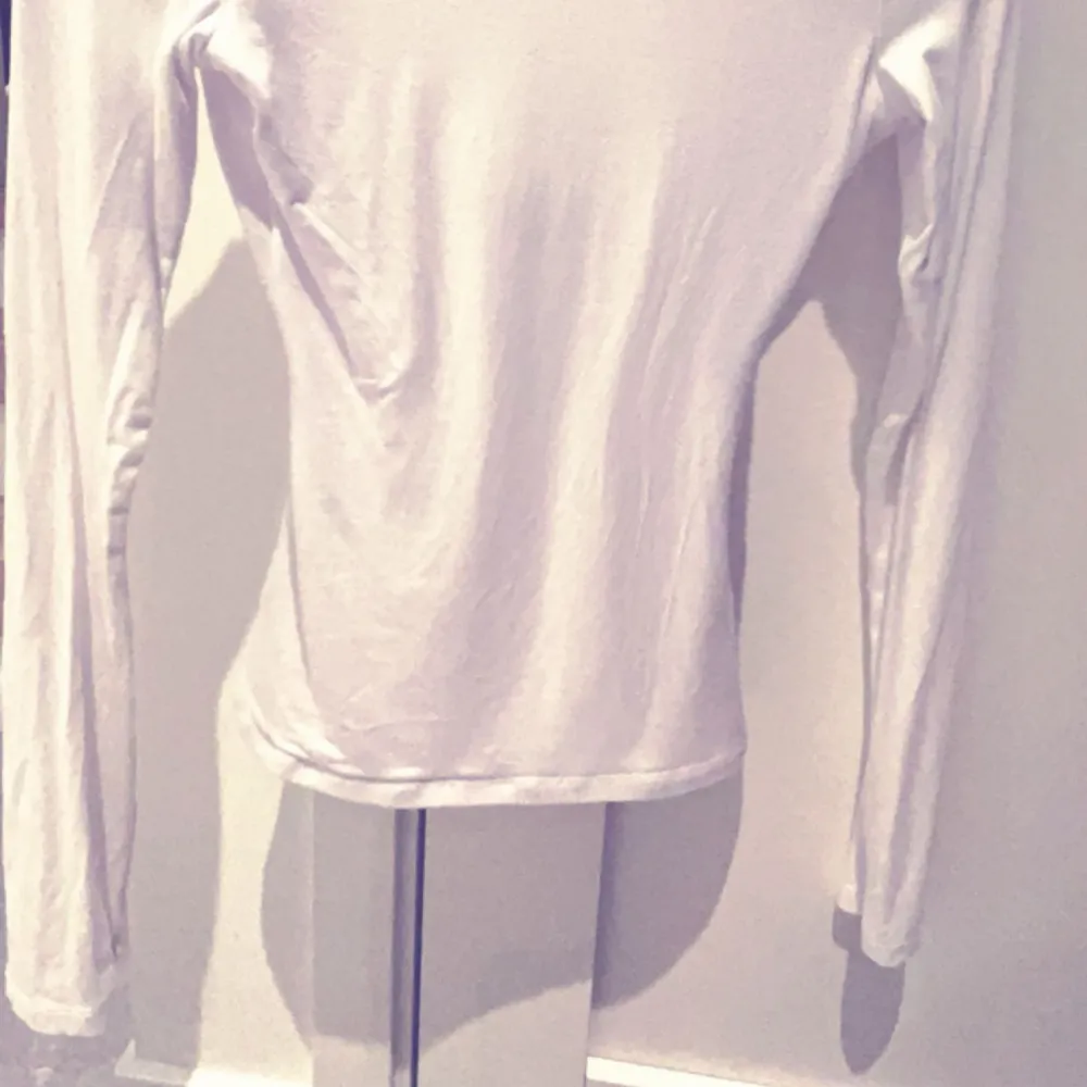 Säljer denna superfina ginatricot backless vita tröjan, den är i XS men kan passa S, jätte fin passform, inköpt för 300kr, sparsamt använd säljer för 150🙏🏼🤍 kontakta för frågor . Tröjor & Koftor.