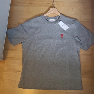 Ami paris t shirt - Säljer min ami paris t shirt då den är för liten för mig. Skick 10/10 bara testad. Kan tänka mig att byta mot andra plagg också.😇