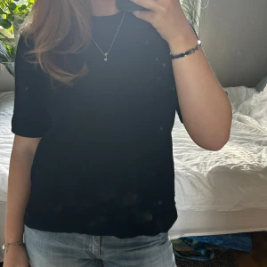 Stickad tshirt   - Jätte söt stickad tshirt, med stjärn detaljer. Lite tjockare material, i storlek M men passar mig bra som brukar ha xs