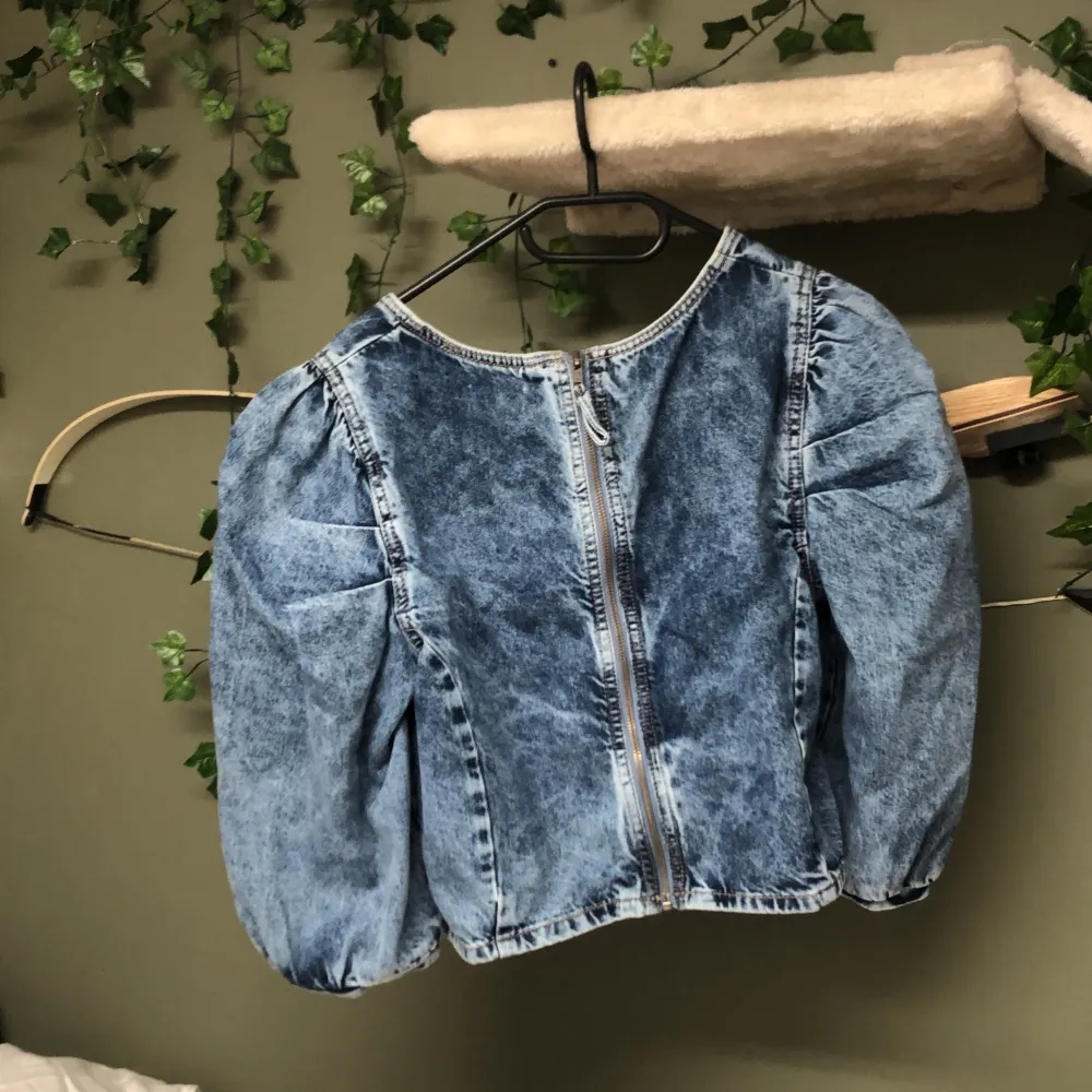 En väldigt unik jeans jacka, storlek L men den passar även mig som är s helt okej.. Takit.