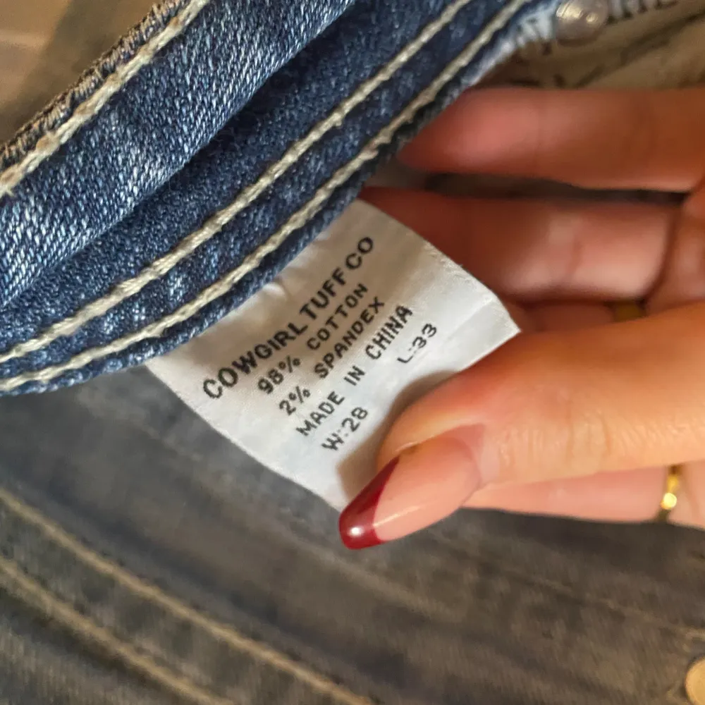 Sååå coola vintage jeans med jättefina detaljer😍 Bra skick förutom på ena fickan där bak där knappen är trasig, se bilden. Stl: W28 L33. Jeans & Byxor.