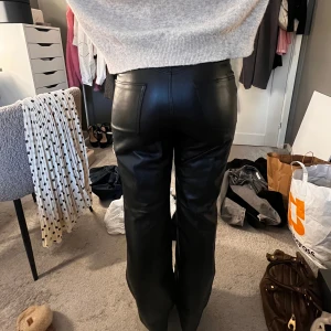 Skinnbyxor  - Supersnygga skinnbyxor från zara. Använd fåtal gånger💓💓