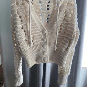 Stickad zara tröja - Stickad zara tröja som man kan öppna och även ha som en kofta.❣️Koftan är som en S