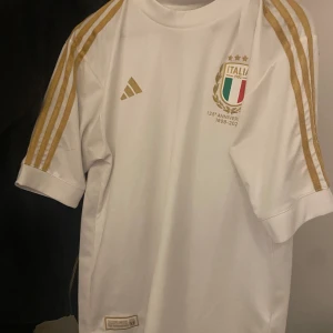 Fotbolls jeresy - Jag e 185, 78kg men den är lite lång för mig. Annars Nice för sommaren. Akopia