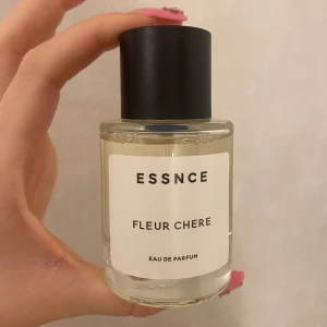 essnce parfym fleur chere - använd få gånger. inspirerad av baccarat rouge. ordinariepris 390kr (med frakt)