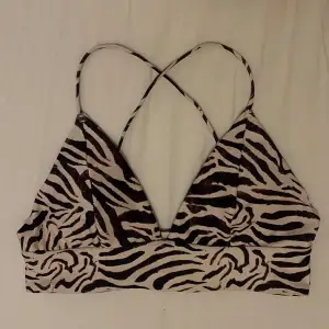 Väldigt snygg bikini överdel med zebra möster på sig. Den är justerbar i axelbanden. Den är använd fåtal gånger. Vet inte storlek och märke men passar en S/M💞.