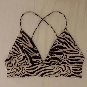 Bikini överdel - Väldigt snygg bikini överdel med zebra möster på sig. Den är justerbar i axelbanden. Den är använd fåtal gånger. Vet inte storlek och märke men passar en S/M💞.