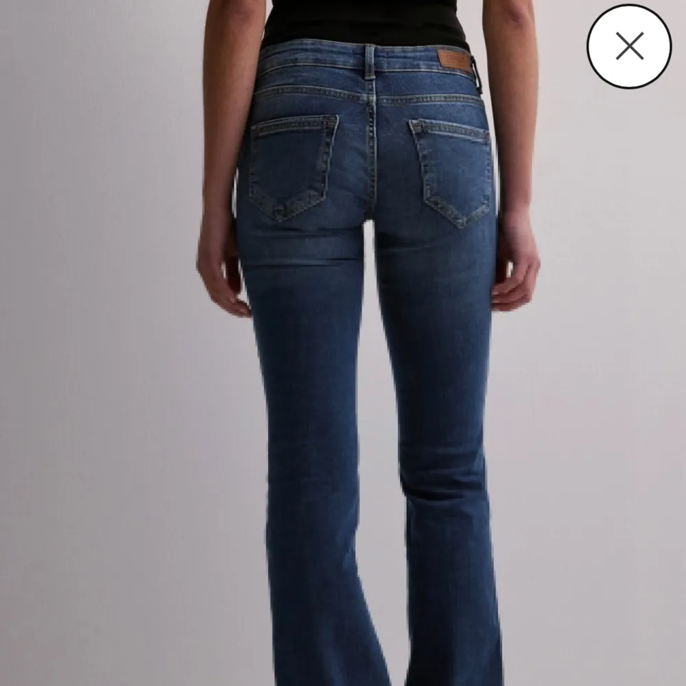 Säljer dom här jätte fina lågmidjade bootcut jeansen från only då dom tyvärr är för stora💕 dom är knappt använda och är i nyskick🤍. Jeans & Byxor.