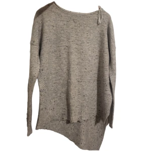 River Island Stickad tröja  - Sitter lite oversized är i jätte bra skick, sällan använd. 