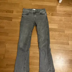  bootcut jeans i storlek 158 från Gina young! De är gråa och lågmidjade 💕 