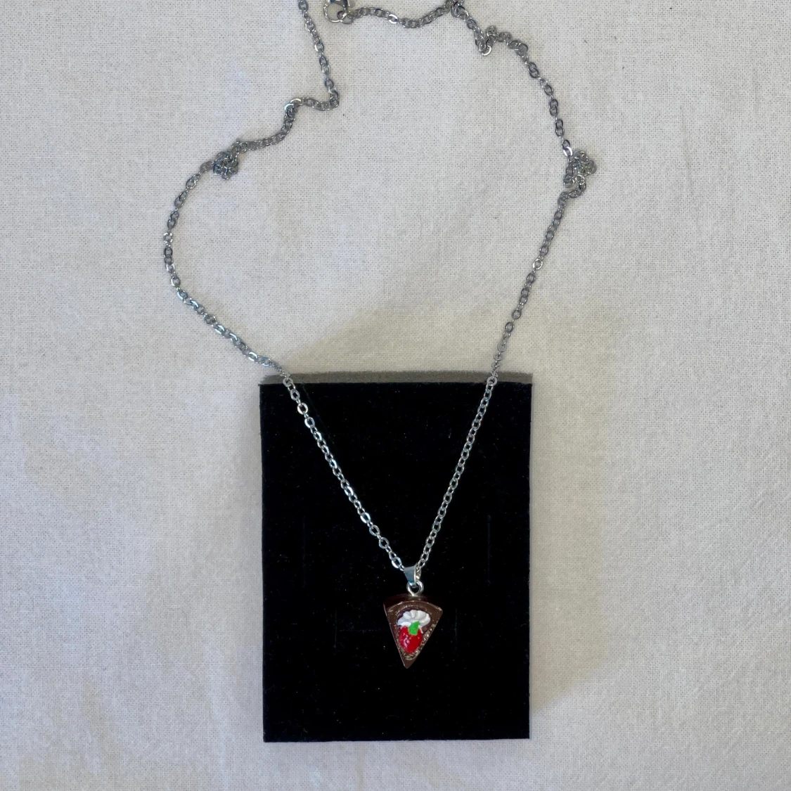 Choklad jordgubbstårta halsband  - 90