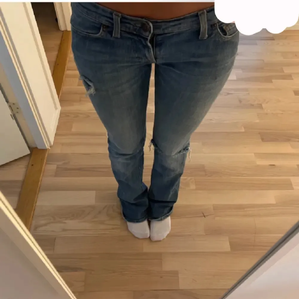 Jätte fina lågmidjade jeans med slitningar😻 sitter så snyggt vid rumpan och lååg midja🫶🏼 Midjan 28 Längd 32 . Jeans & Byxor.